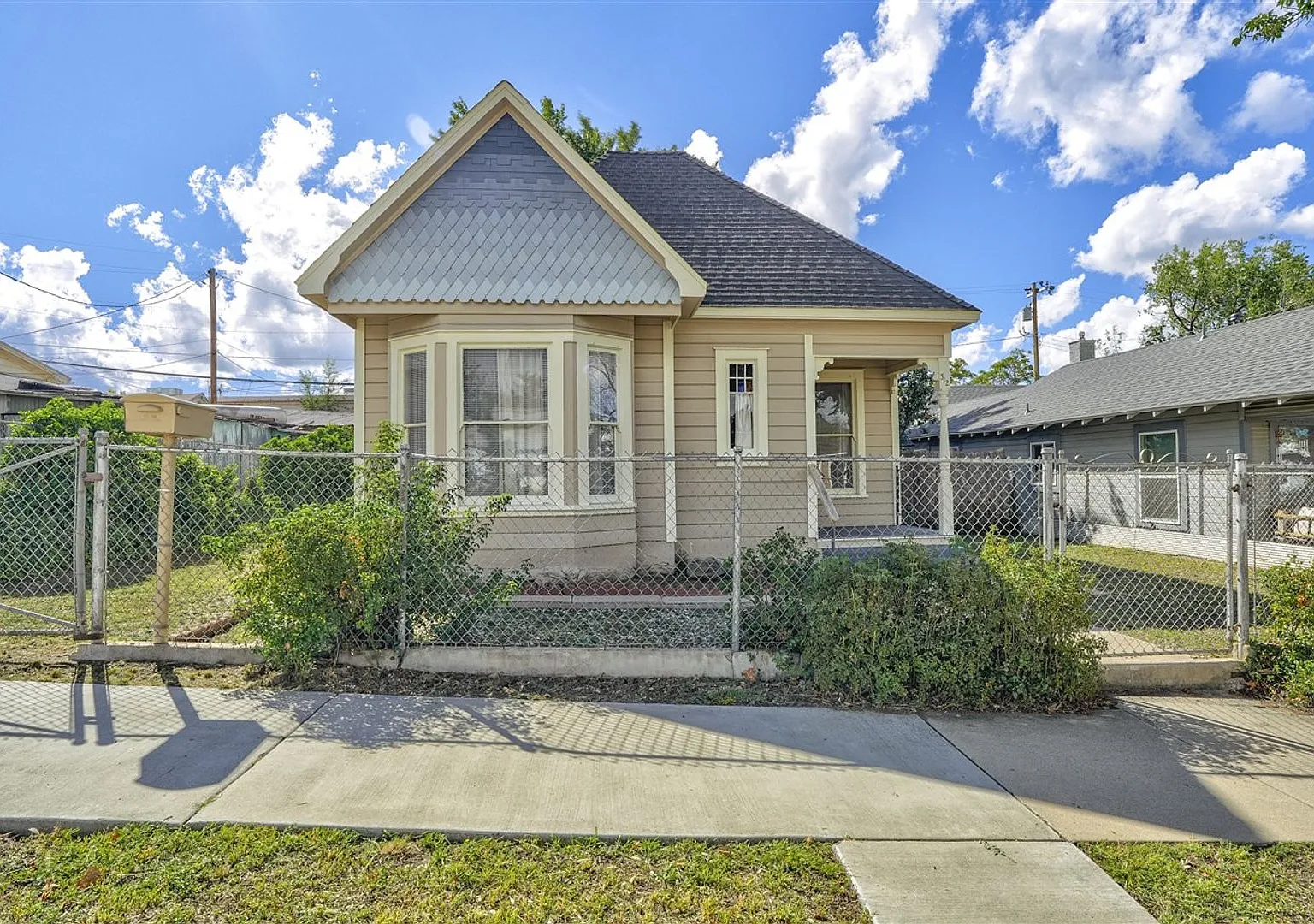 Live on Historic North Pleasant Street - 1 bed 1.5 bath home — Photo 1