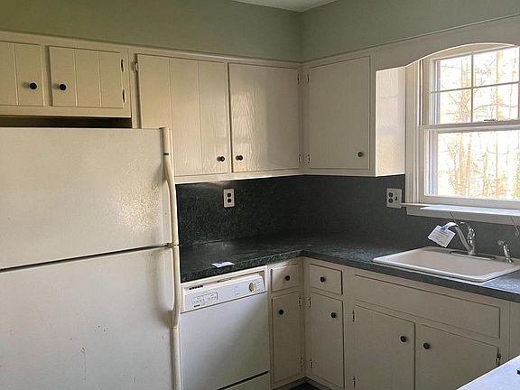 5th image of 39 Sylvan Dr