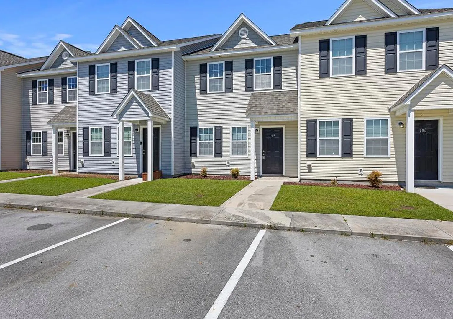 Minutes to OAJ Airport! Beautiful Townhomes! — Photo 2
