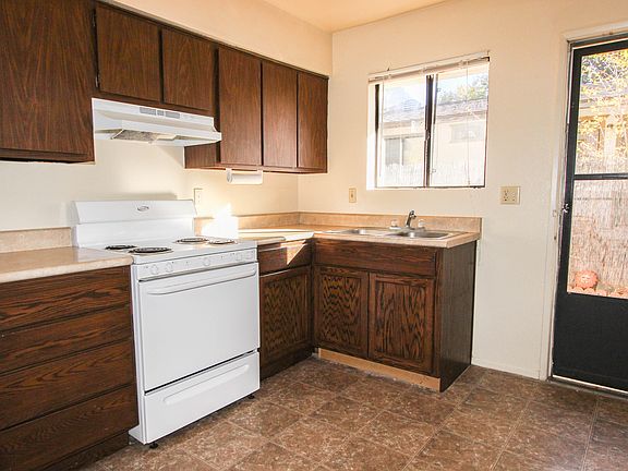 5th image of 210 S Rush St APT C