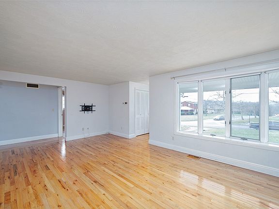 3rd image of 286 Hillcrest Dr