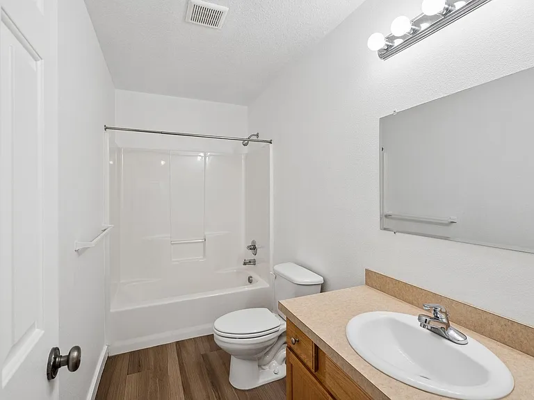 Roberts Court Townhomes — Photo 10