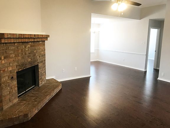 3rd image of 993 N Meadow Cir