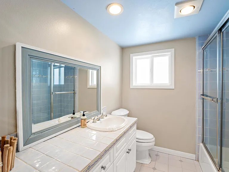 305 Ocean Dr — Photo 17