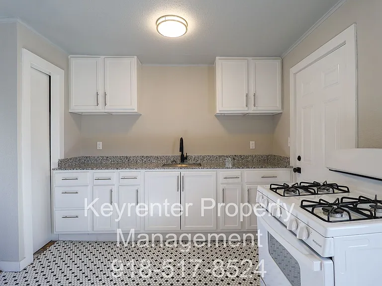 E Independence St Fourplex — Photo 6