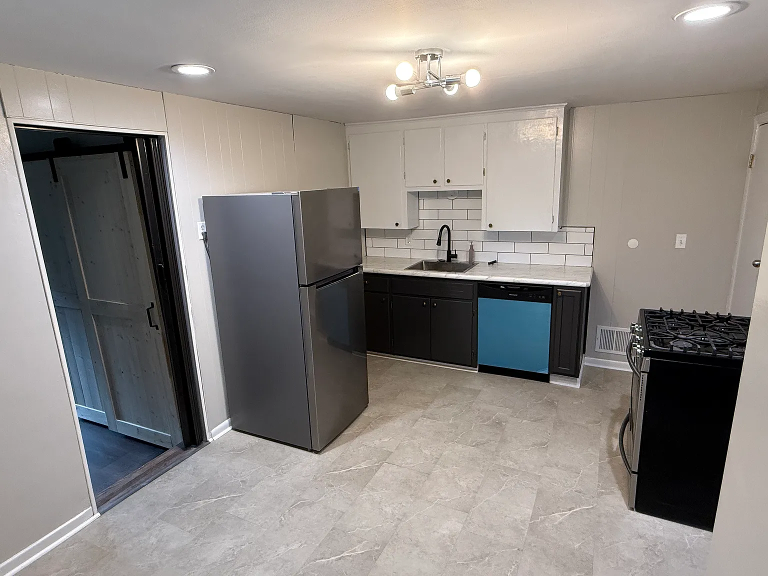 492 Linden Ave — Photo 3