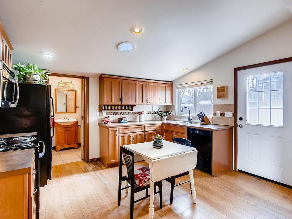 Eat-In Kitchen w/ Lots of Light