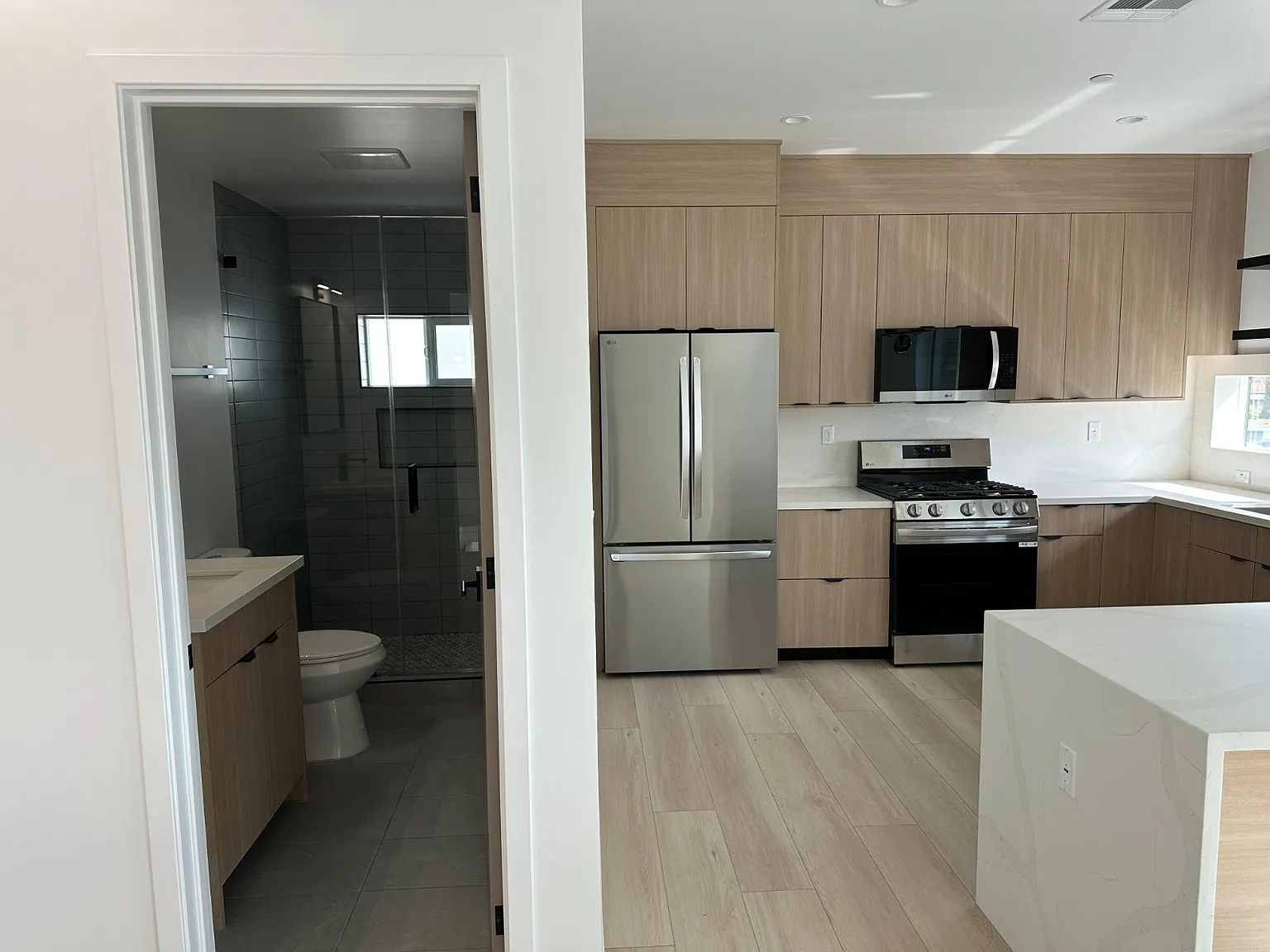 4 bed, 1915 sqft, $4,200 — Photo 2