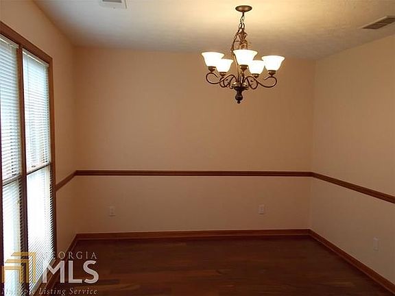 3rd image of 217 Crescent Oak