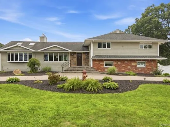 60 Hawthorne Street, Selden, NY 11784