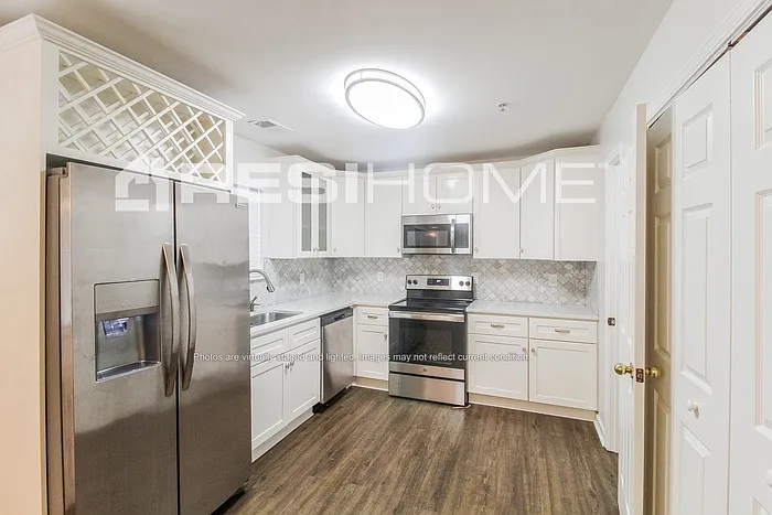 211 Coral Cir — Photo 2