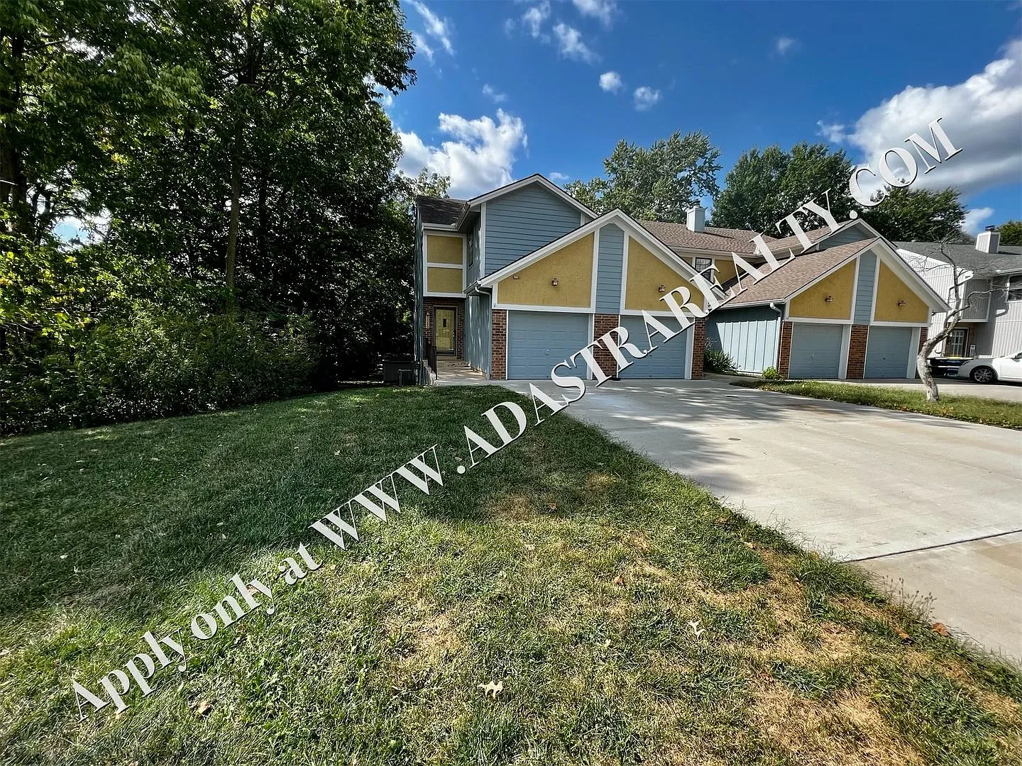 Spacious Duplex in Lee's Summit-Coming SOON!! — Photo 2