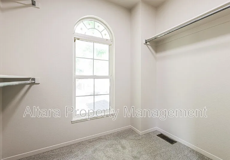 935 Terry St — Photo 11
