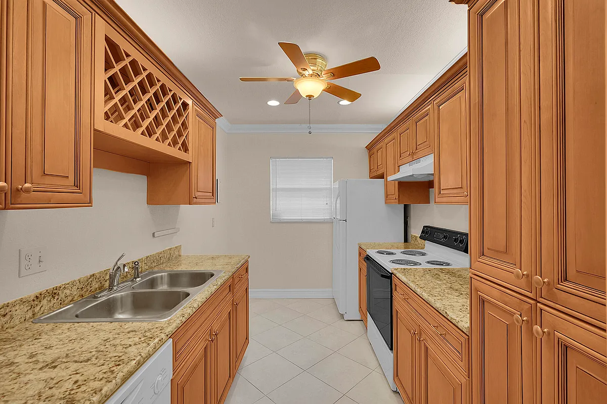 Building Photo - 2340 SW 22nd Ave #306