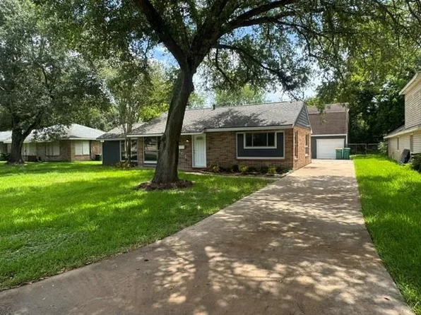 1607 W Houston Dr, La Marque, TX 77568
