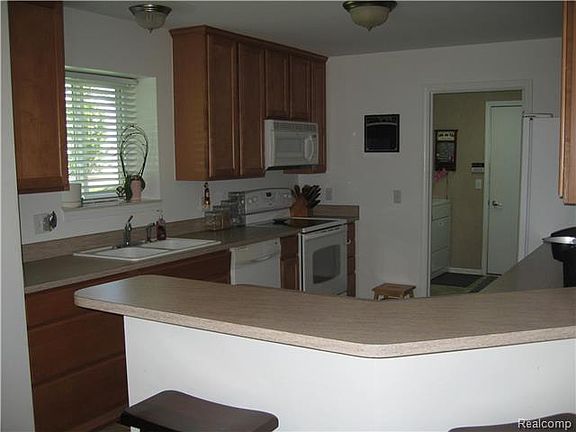 3rd image of 8151 Springdale Dr