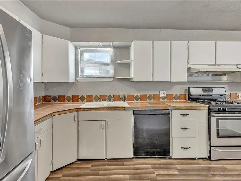 545 SW 46th St — Photo 24