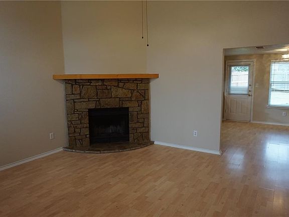 4th image of 905 Canary Ln