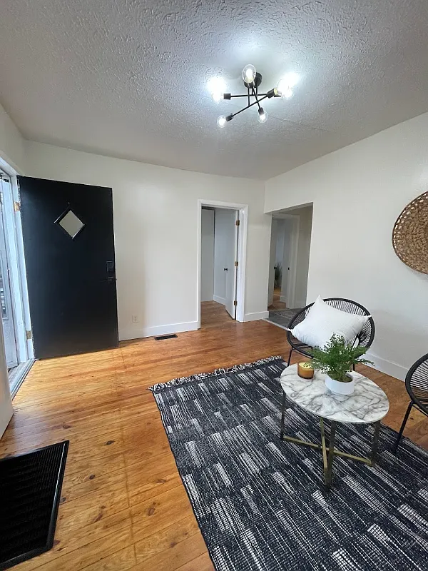 Building Photo - 109 W Maple St #5