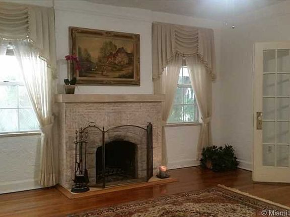 4th image of 2417 N Greenway Dr
