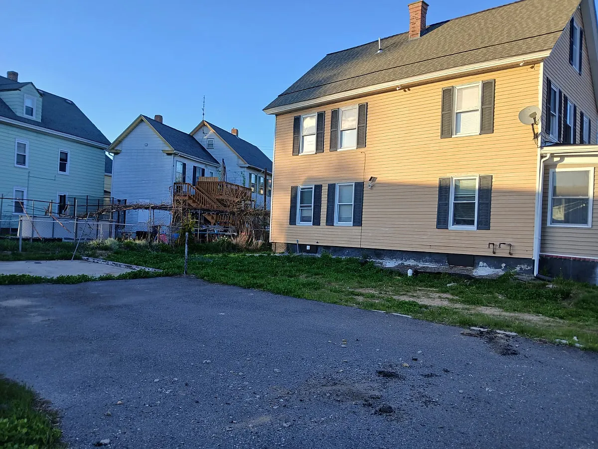 Building Photo - 3 Barnum St #1