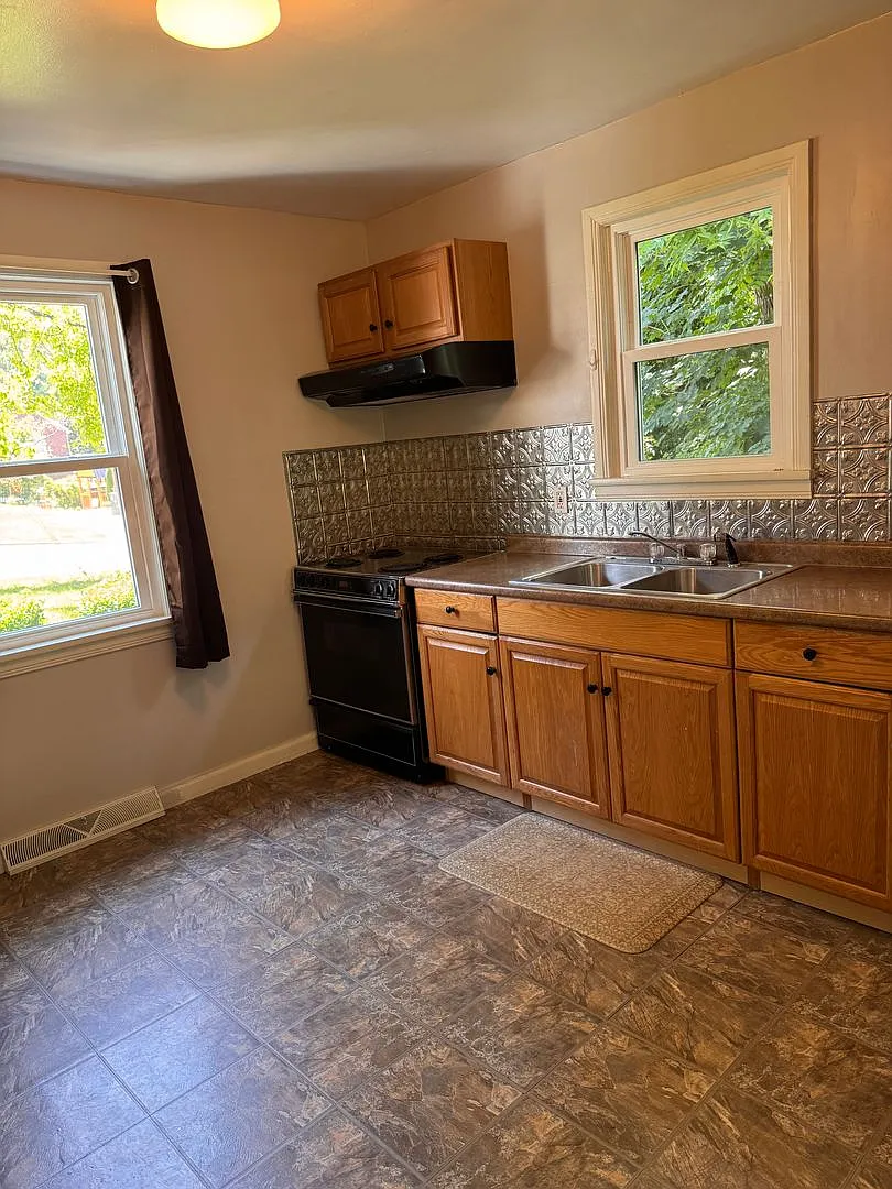 3 Bedroom || 1 Bathroom Single Family Home — Photo 2