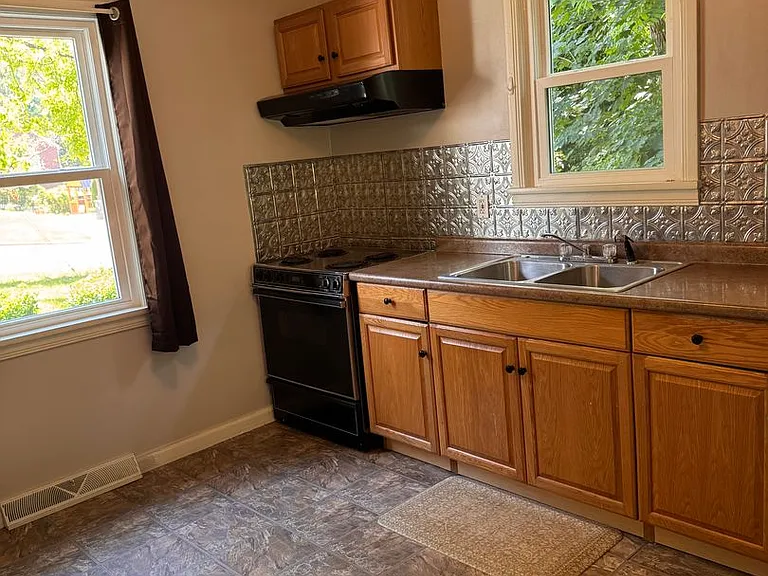 613 Westview Dr — Photo 2