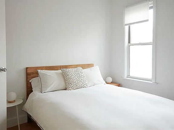 5th image of 967 Lorimer St Unit 1