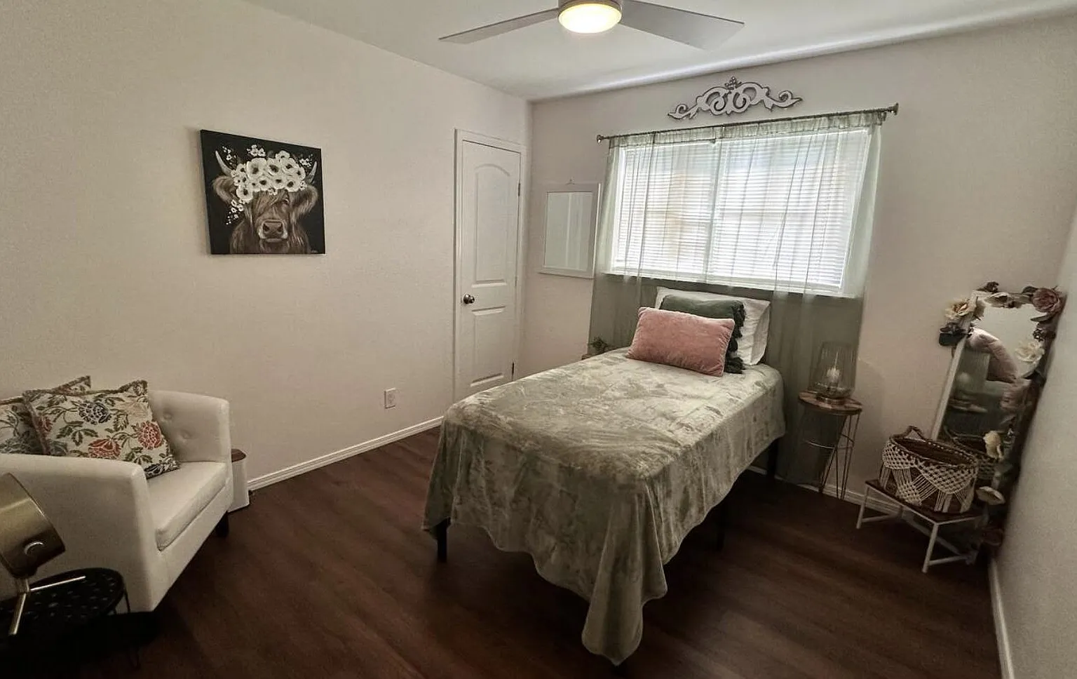 4 bed, 1.0 bath, 1400 sqft, $1,083 — Photo 1