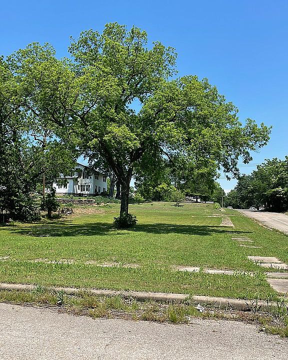 2nd image of 423 E 10th St