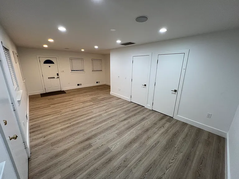 Lockwood Dr — Photo 1