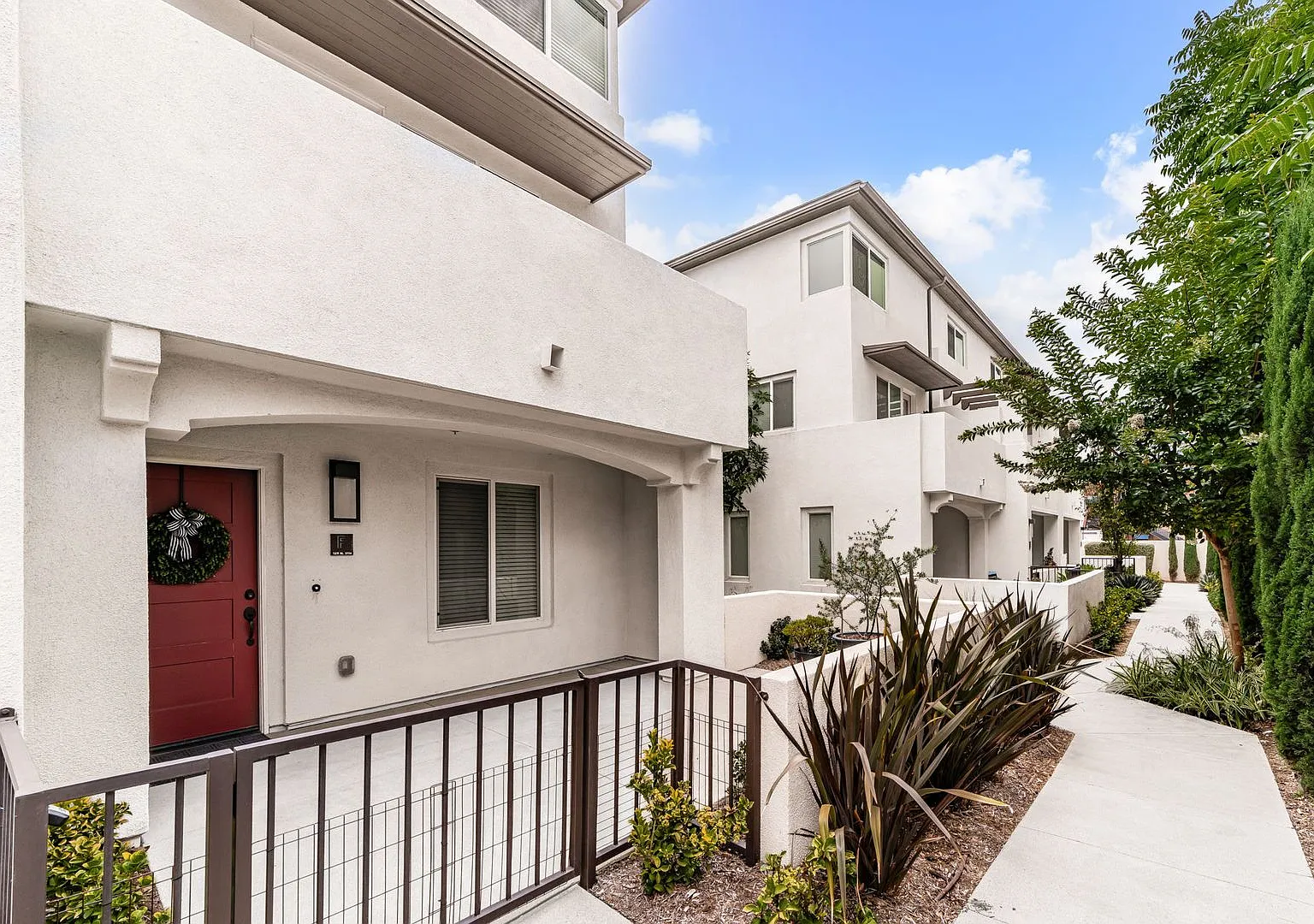 Beautiful Townhome — Photo 1