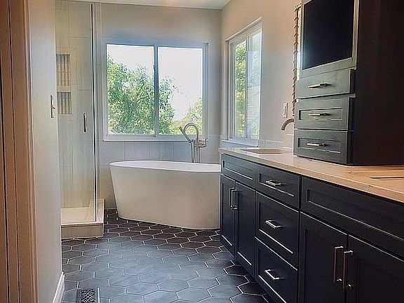 5th image of 417 Glengarry Way