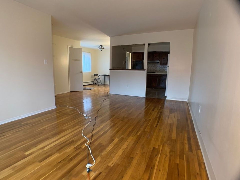 1st image of 14762 Grand Central Pkwy #1