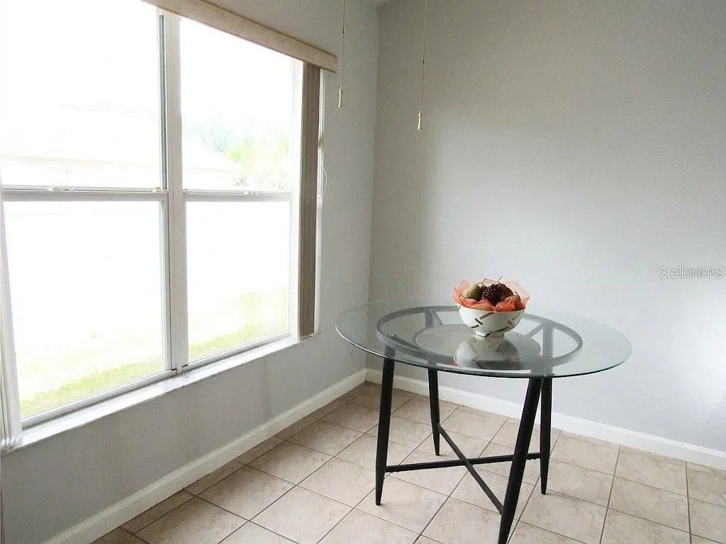 4 bed, 2.0 bath, 1894 sqft, $2,400 — Photo 4
