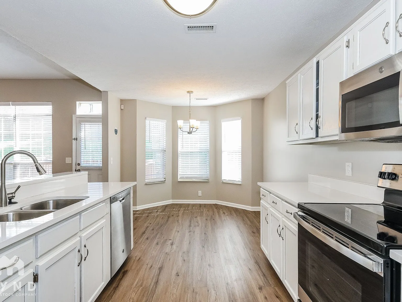 3 bed, 2.5 bath, 1688 sqft, $2,385 — Photo 2