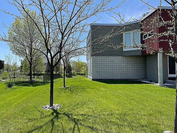 3rd image of 747 Evergreen Dr