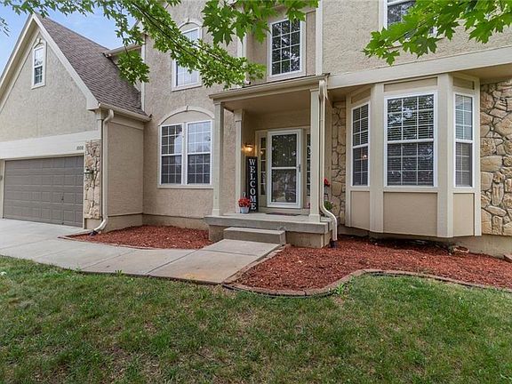 2 Story located in the beautiful Oak Hill Estates.