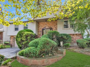 22 Valley Lane W, North Woodmere, NY 11581