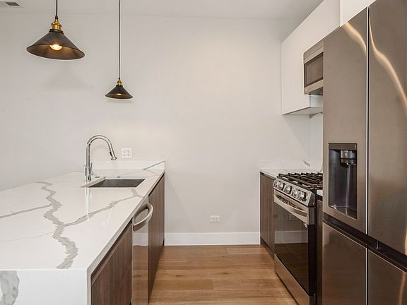 3rd image of 2342 W Adams St #402