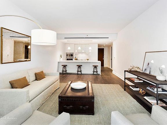 4th image of 5 Franklin Pl APT 10C