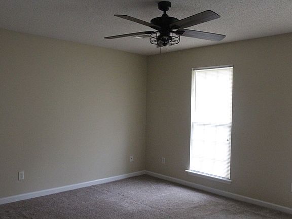 4th image of 126 Edgelake Dr #B
