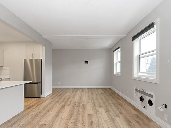 4th image of 523 Bay St