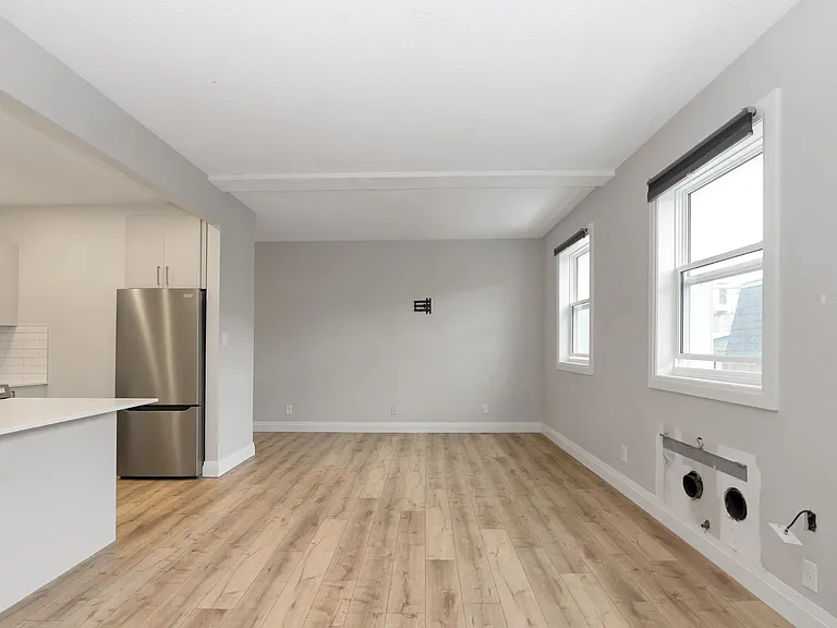 523 Bay St — Photo 4