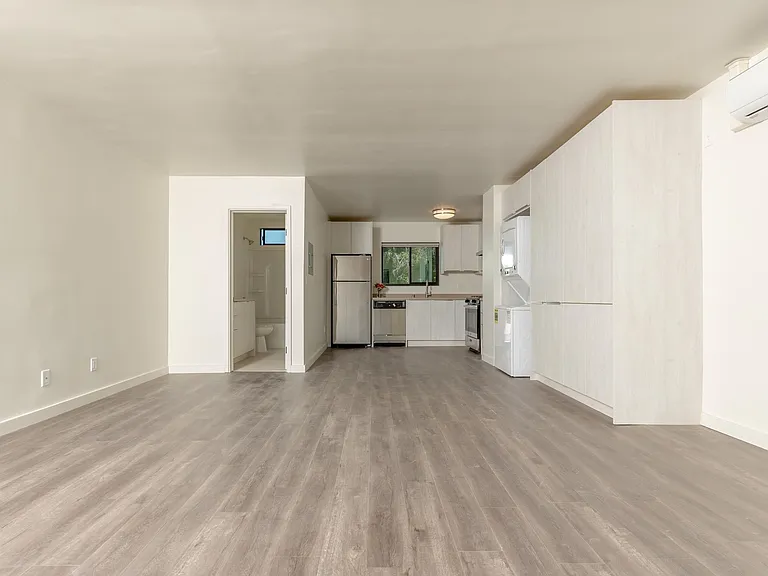 1330 N Martel Ave — Photo 25