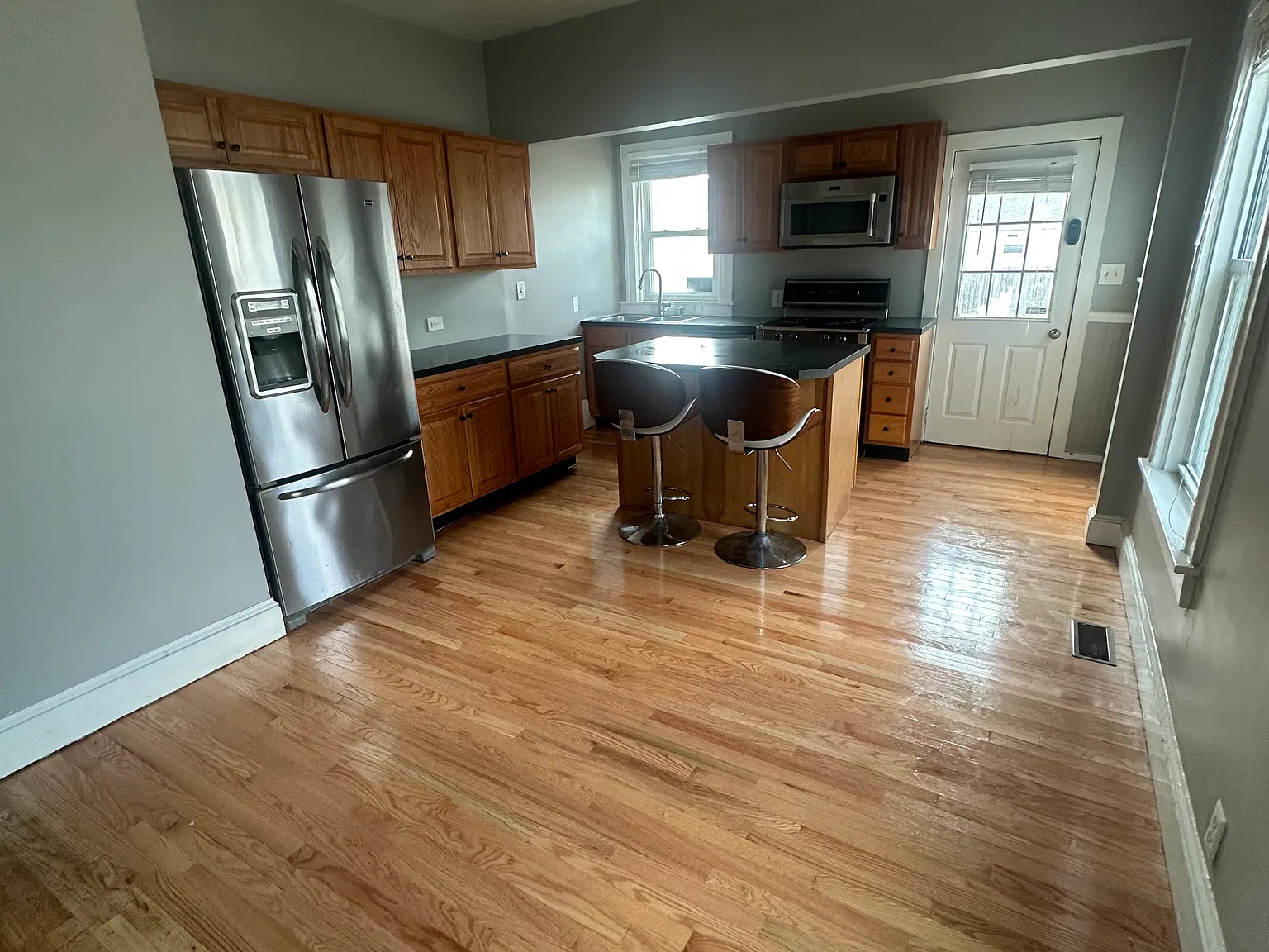 2 bed, 1100 sqft, $2,300 — Photo 3