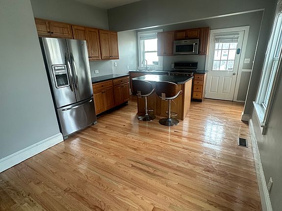 3rd image of 31 Annie St Floor 1