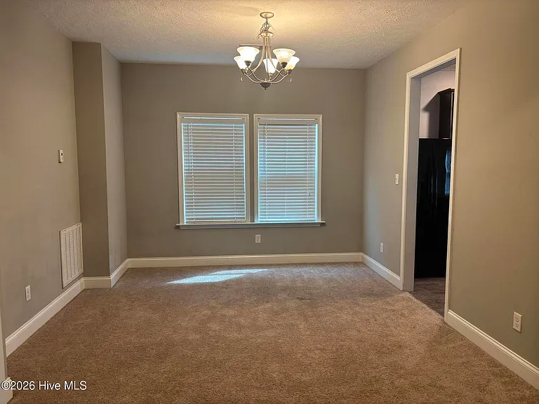647 Dunrobin Ln — Photo 2