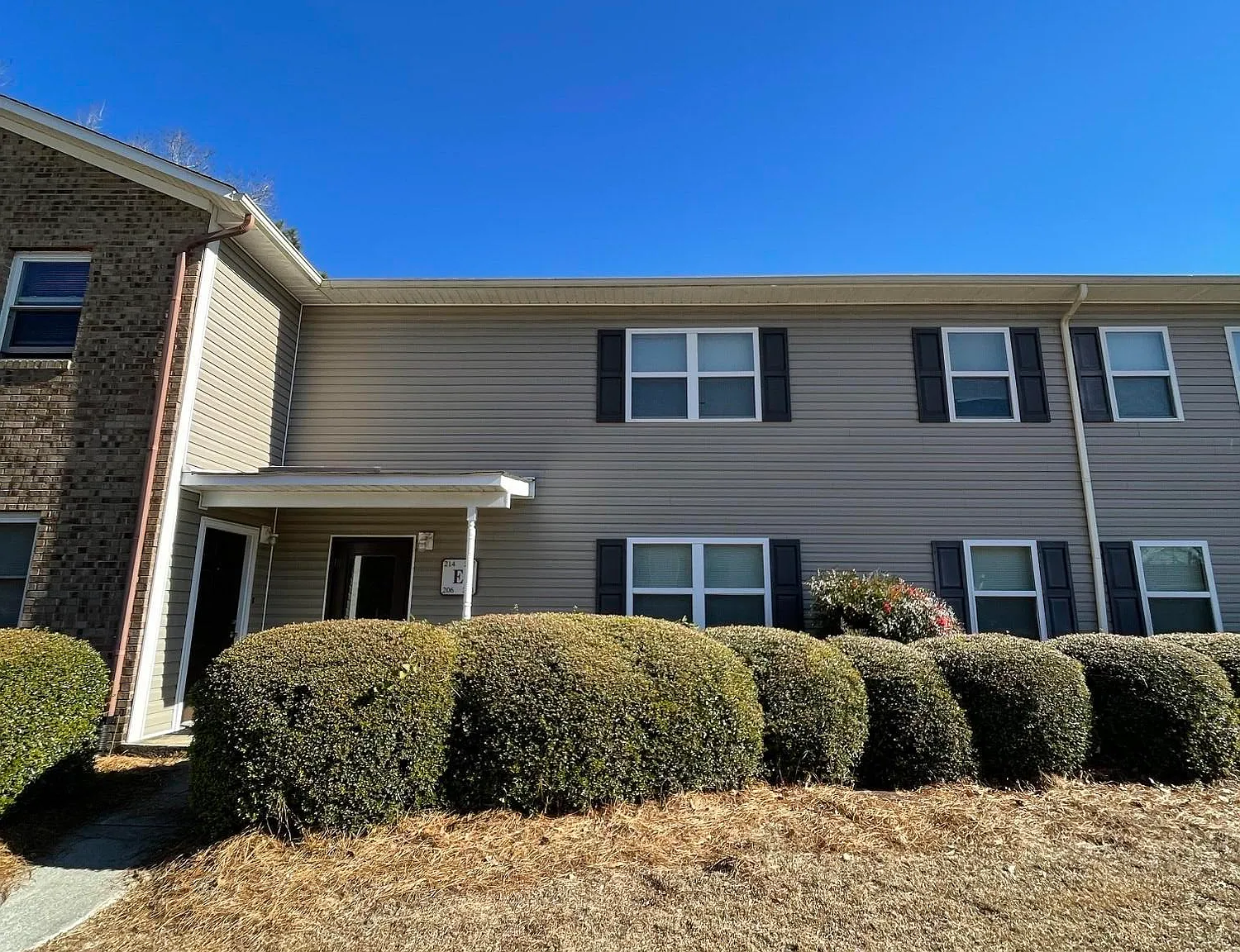 2 bed, 1.5 bath, $925 — Photo 1