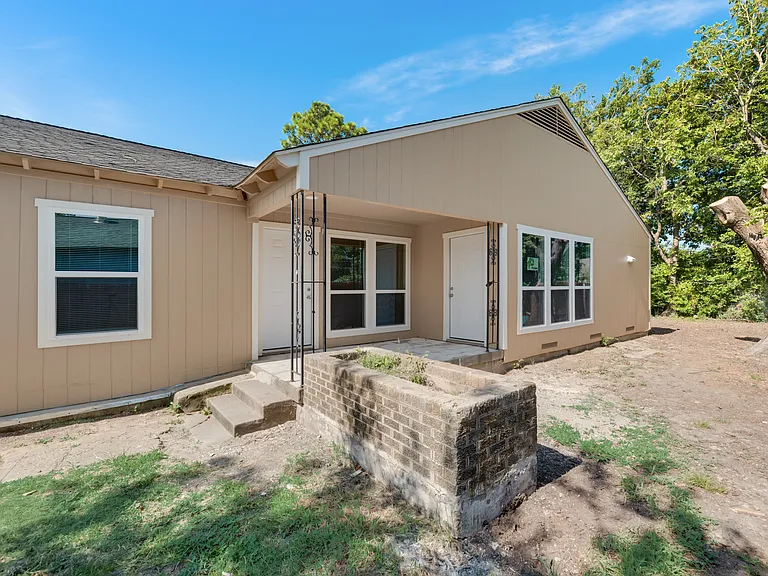 2210 Manor St — Photo 10